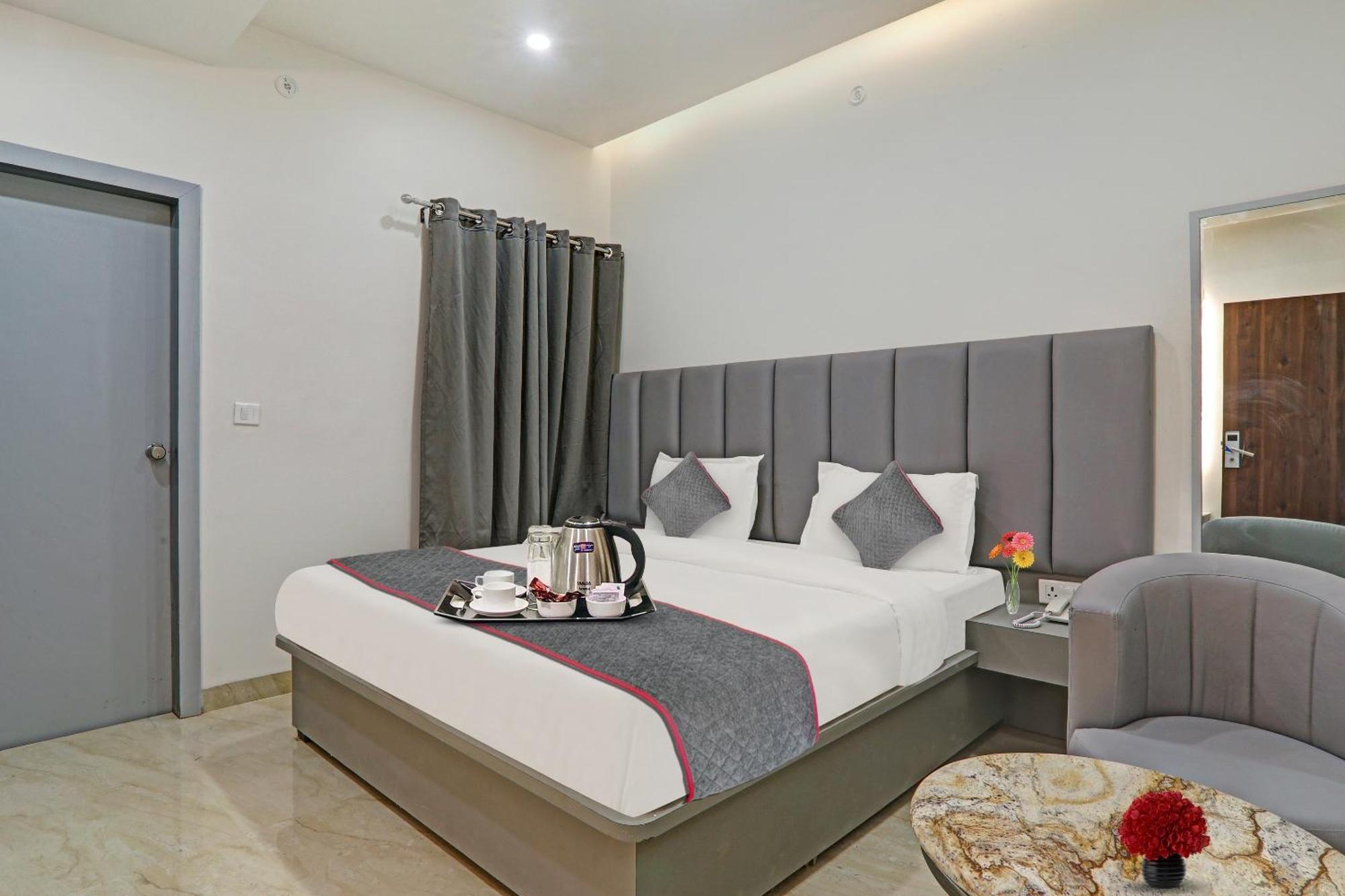 Super Townhouse Hotel Impact Chinhat Exterior foto