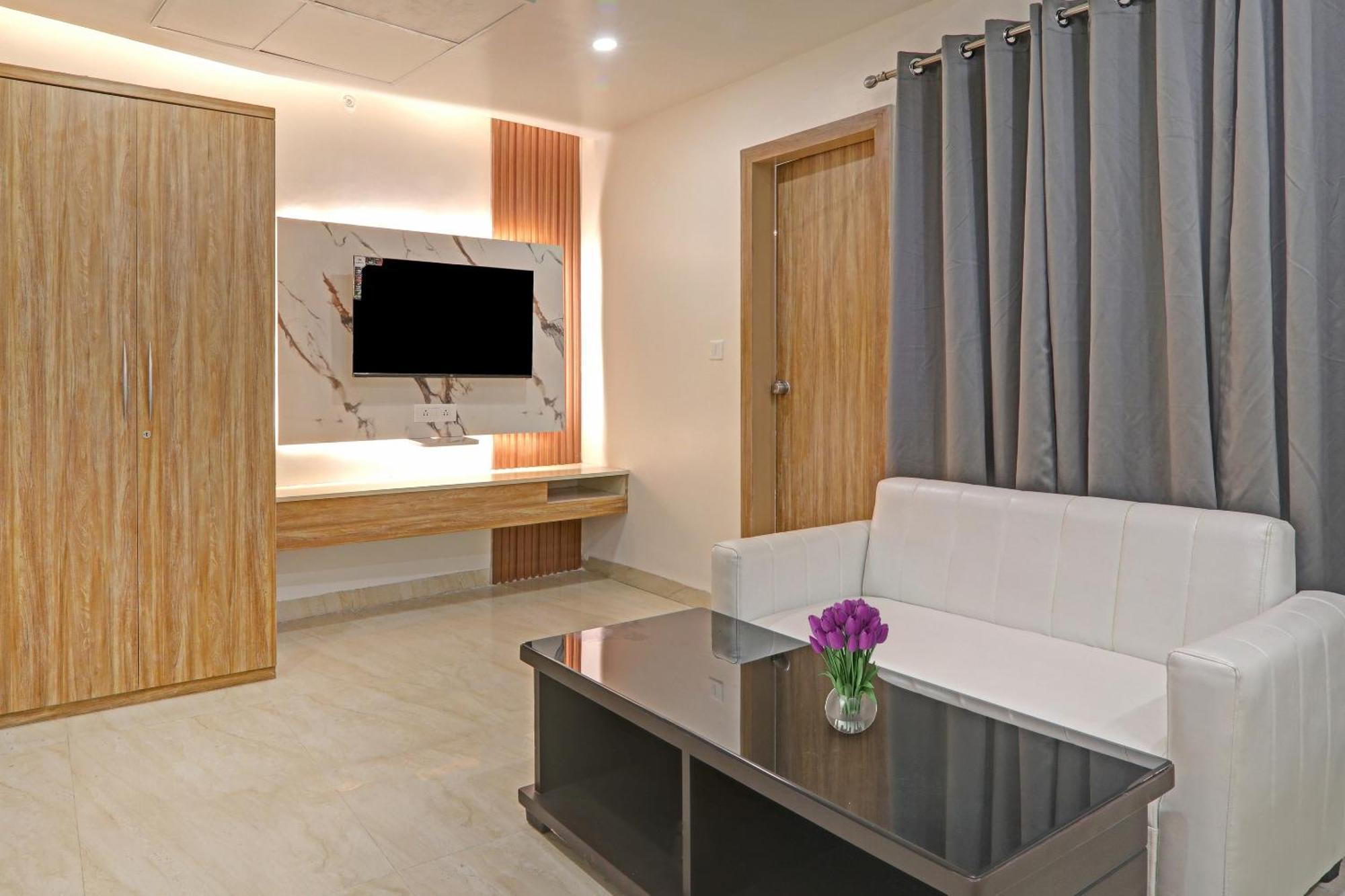 Super Townhouse Hotel Impact Chinhat Exterior foto