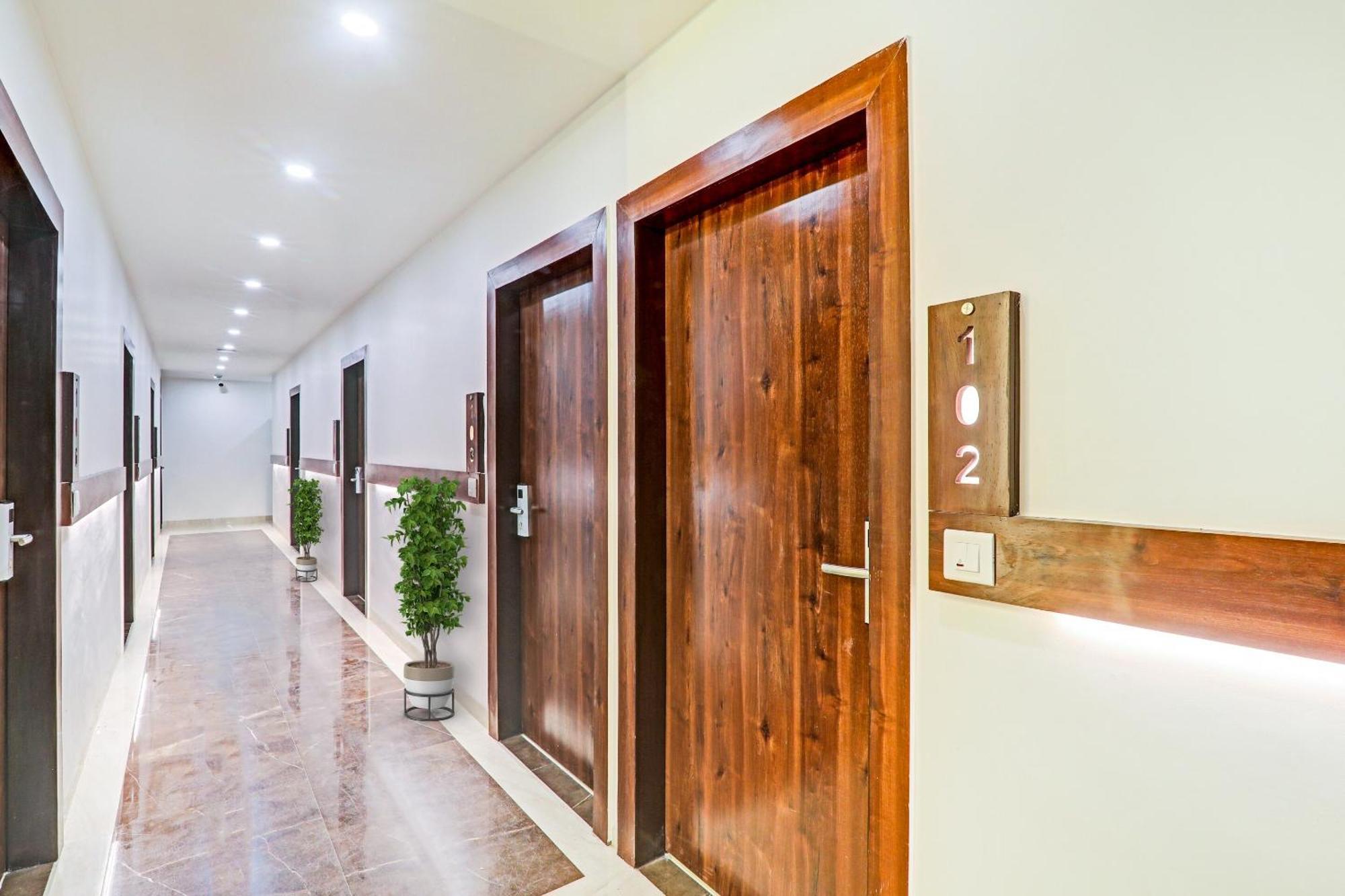 Super Townhouse Hotel Impact Chinhat Exterior foto