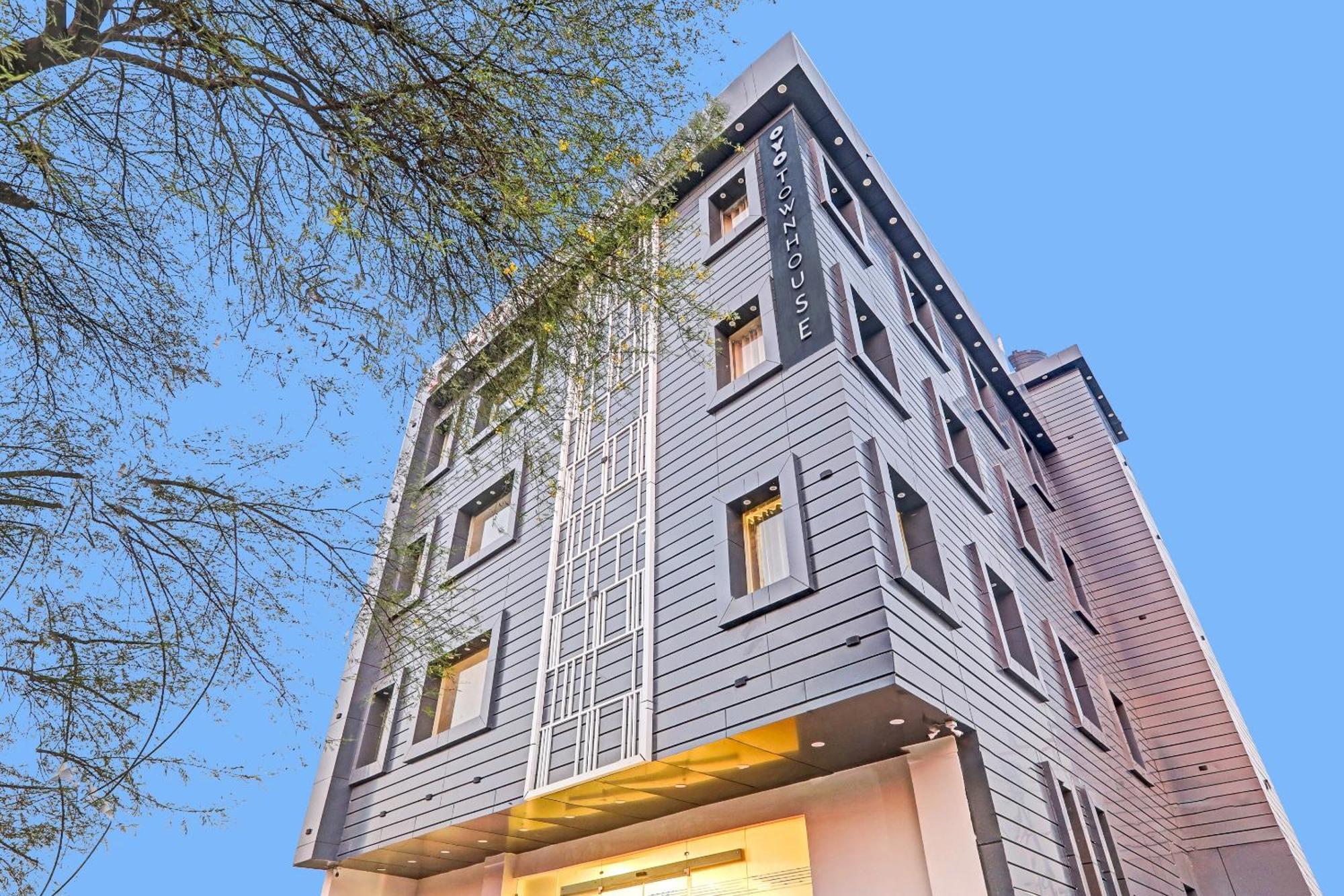 Super Townhouse Hotel Impact Chinhat Exterior foto